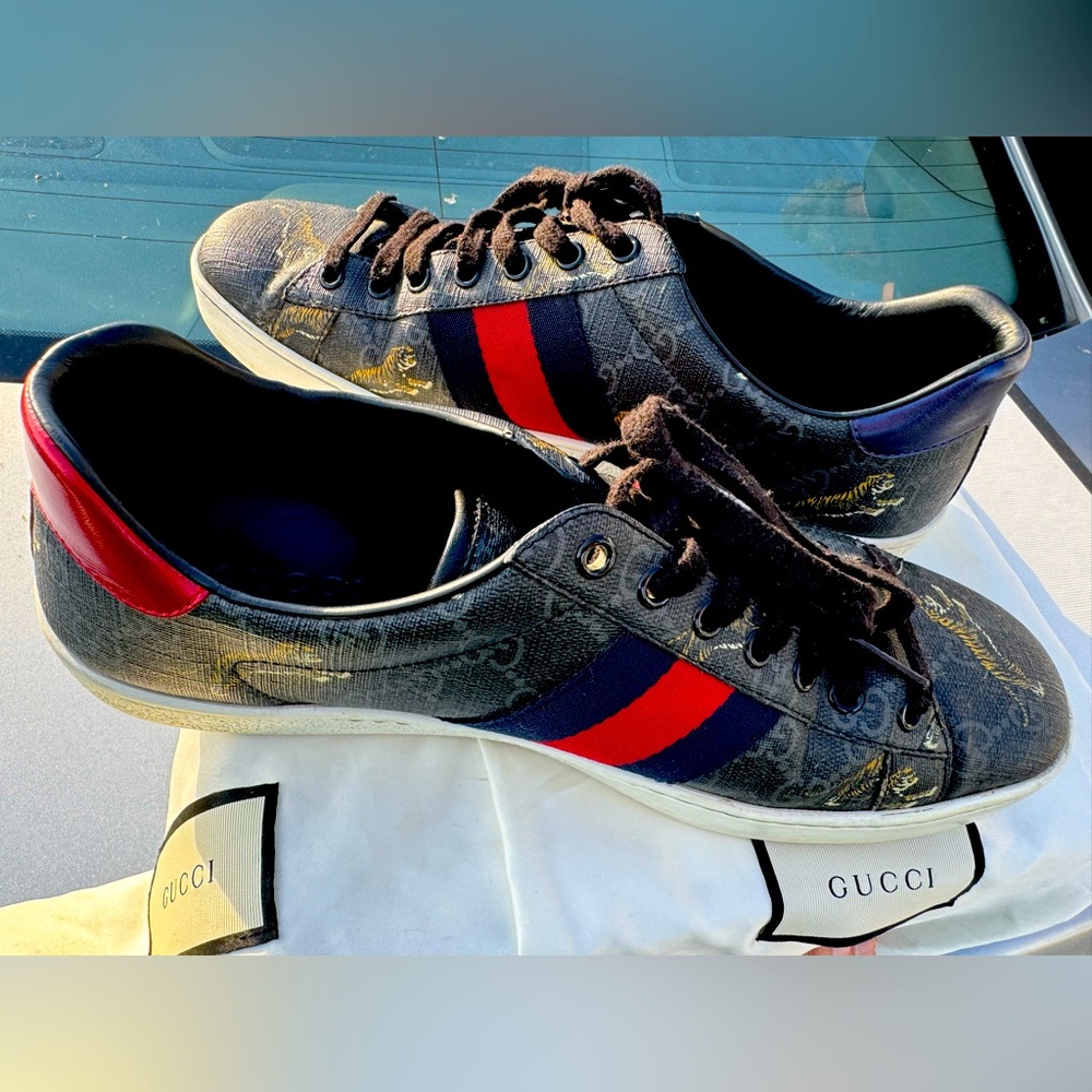 Gucci mens shoes 100% Authentic size 9.5 in US size. In great condition.